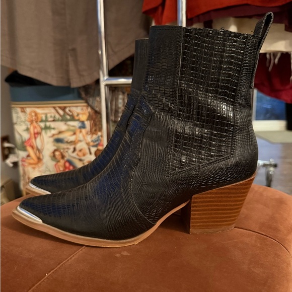 Black Textured Heeled Boots with Pointed Toe - Picture 2 of 4